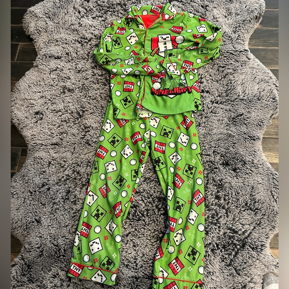 MineCraft 2-Piece Boy’s flannel Pajama Set Size M 8-10. Winter holiday theme